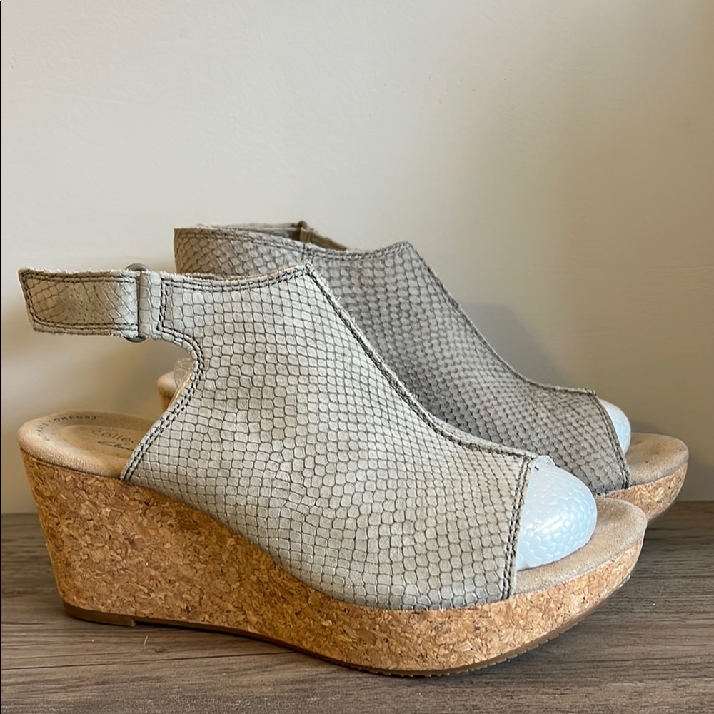 Clark’s Stylish comfy Gray Wedge Sandals 9